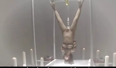 Xo Rivera sex japan moi nhat nghiêng về phía trước, đang ở khe hở đóng