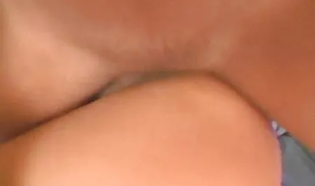 Tay phim xes hay moi nhat trên ghế cho một cô gái trẻ